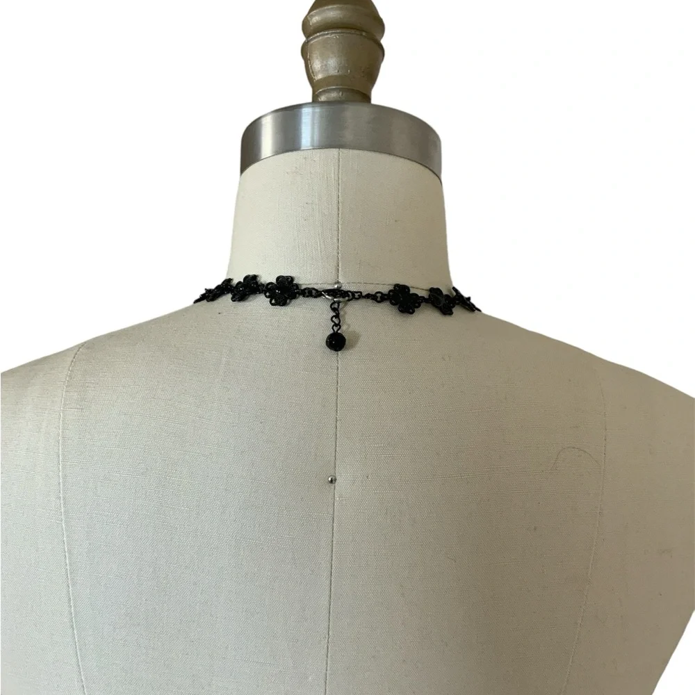 Adjustable black Y necklace with flower detail